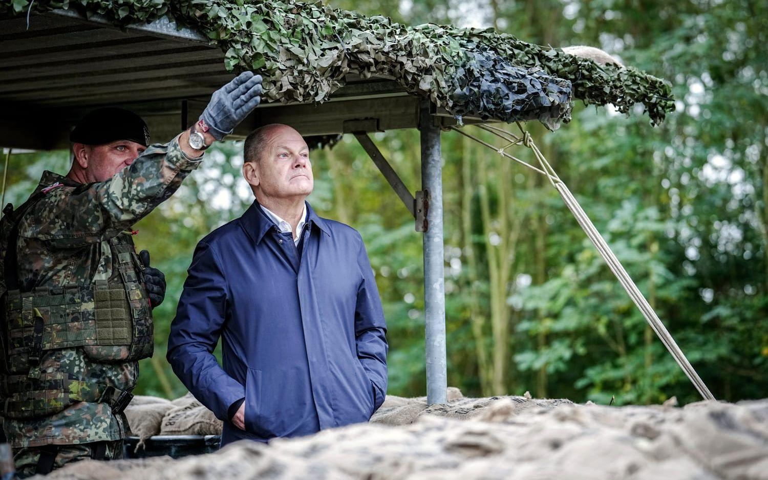 Tysklands förbundskansler Olaf Scholz har lett en stor omsvängning i tysk försvarspolitik. Här besöker han styrkor på en militärbas i Köln. Arkivbild.