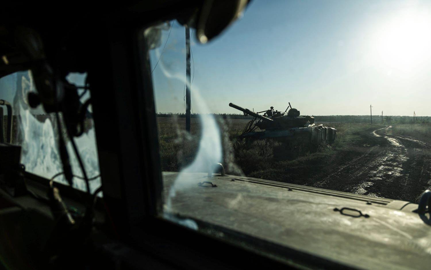 En förstörd stridsvagn syns på slagfältet nära Klisjtjijivka i östra Ukraina i september förra året. Arkivbild.