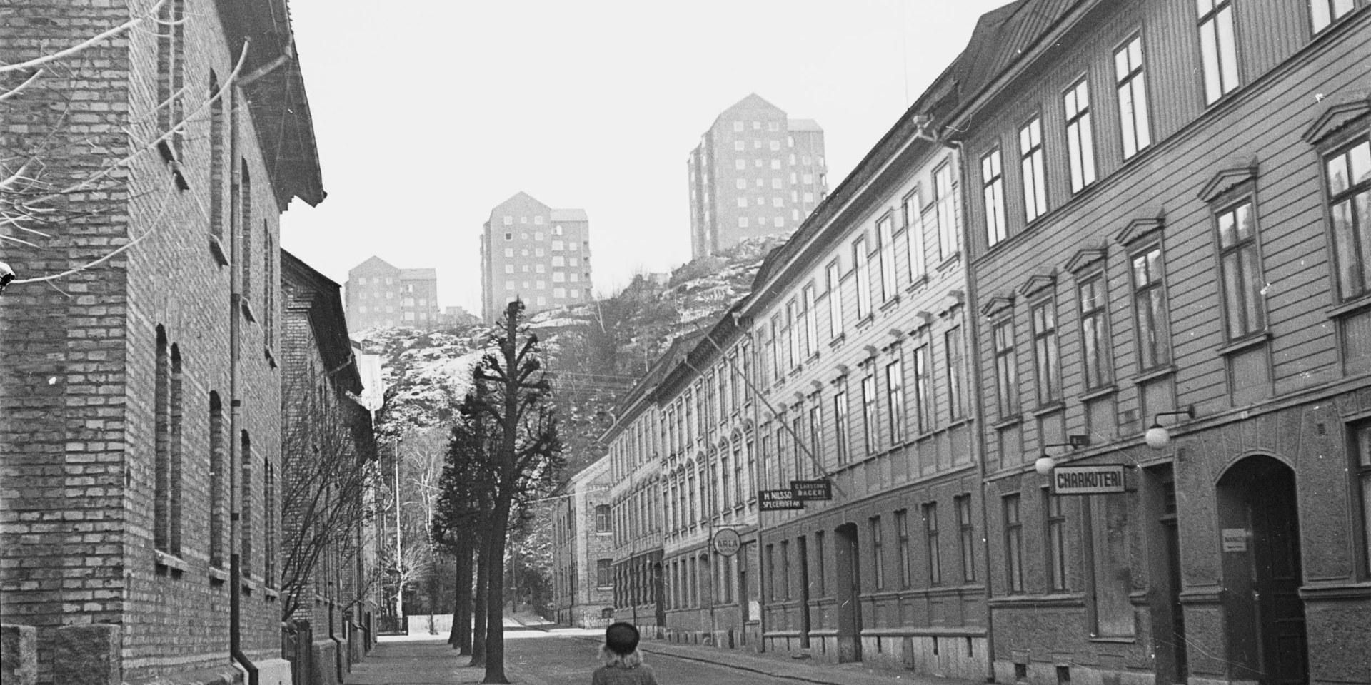 Brunnsgatan i Annedal 1947. I bakgrunden syns de nya bostadshusen i Guldheden. Det nya Göteborg växte och skulle så småningom sluka även Annedals landshövdingehus.  (Bild: Hjörnearkivet/ Göteborgs stadsmuseum 