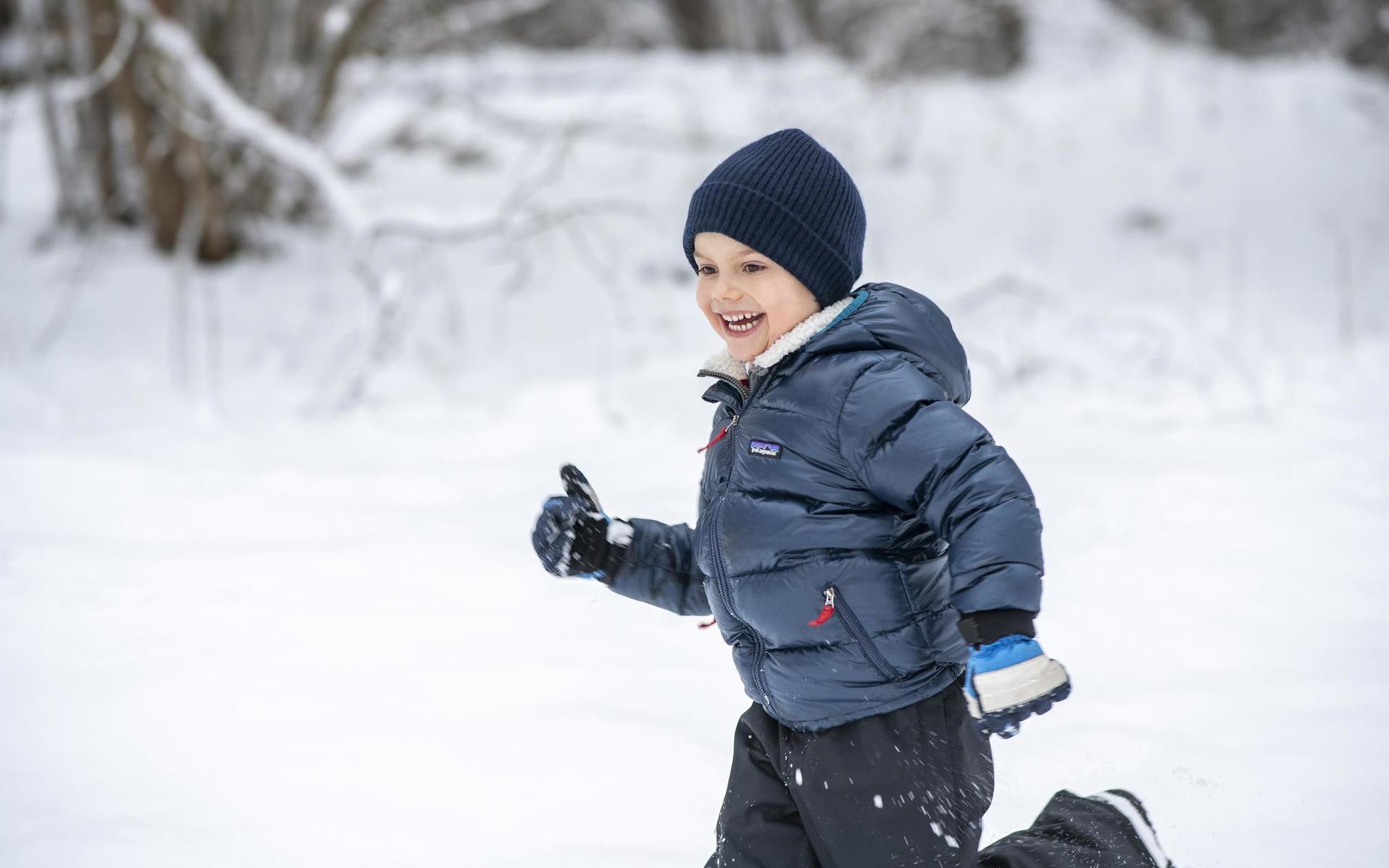 Prins Oscar fotograferad i snön på Haga slott inför sin 5-årsdag den 2 mars 2021. 
