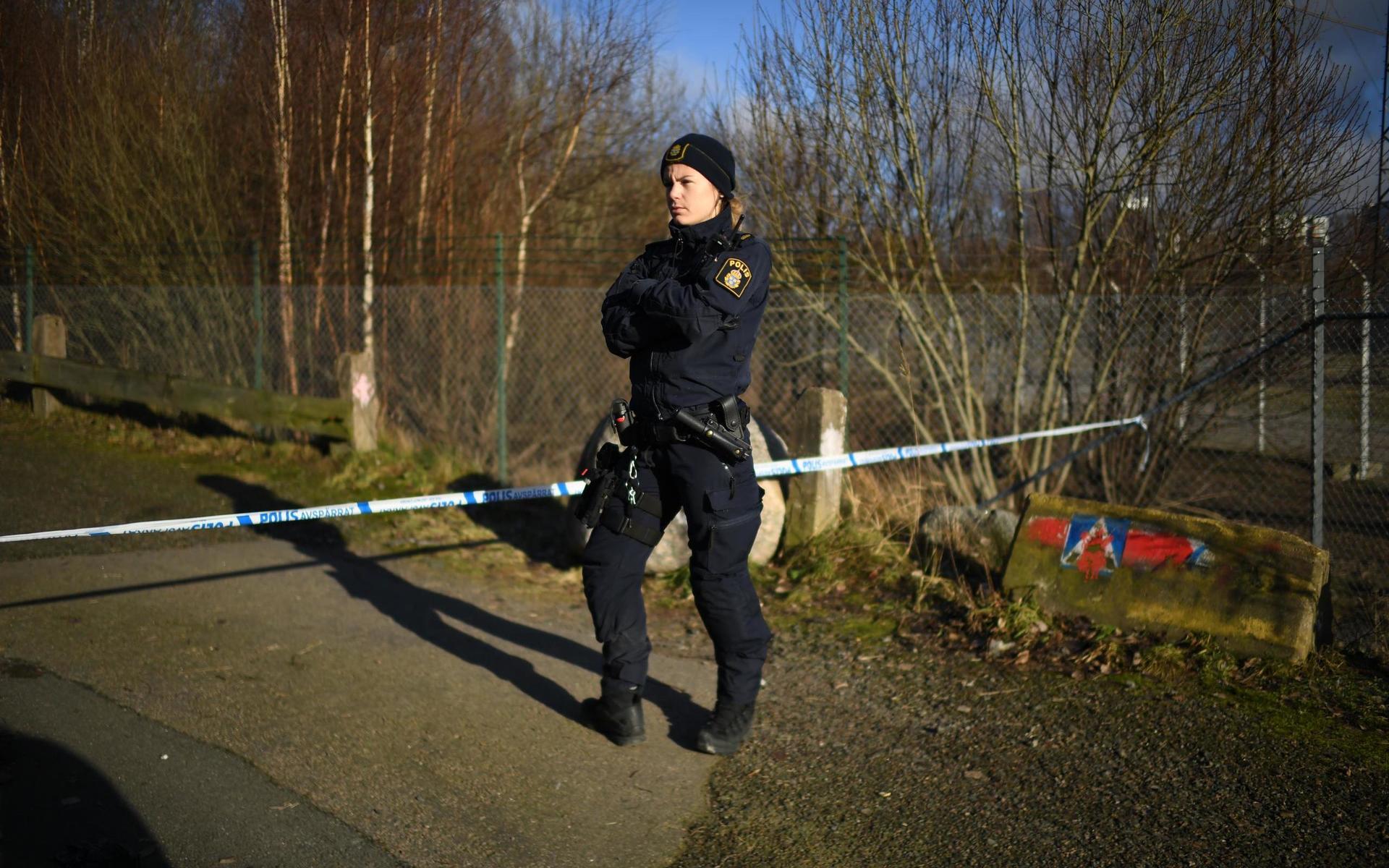 Polis och polisavspärrningar i Biskopsgården.