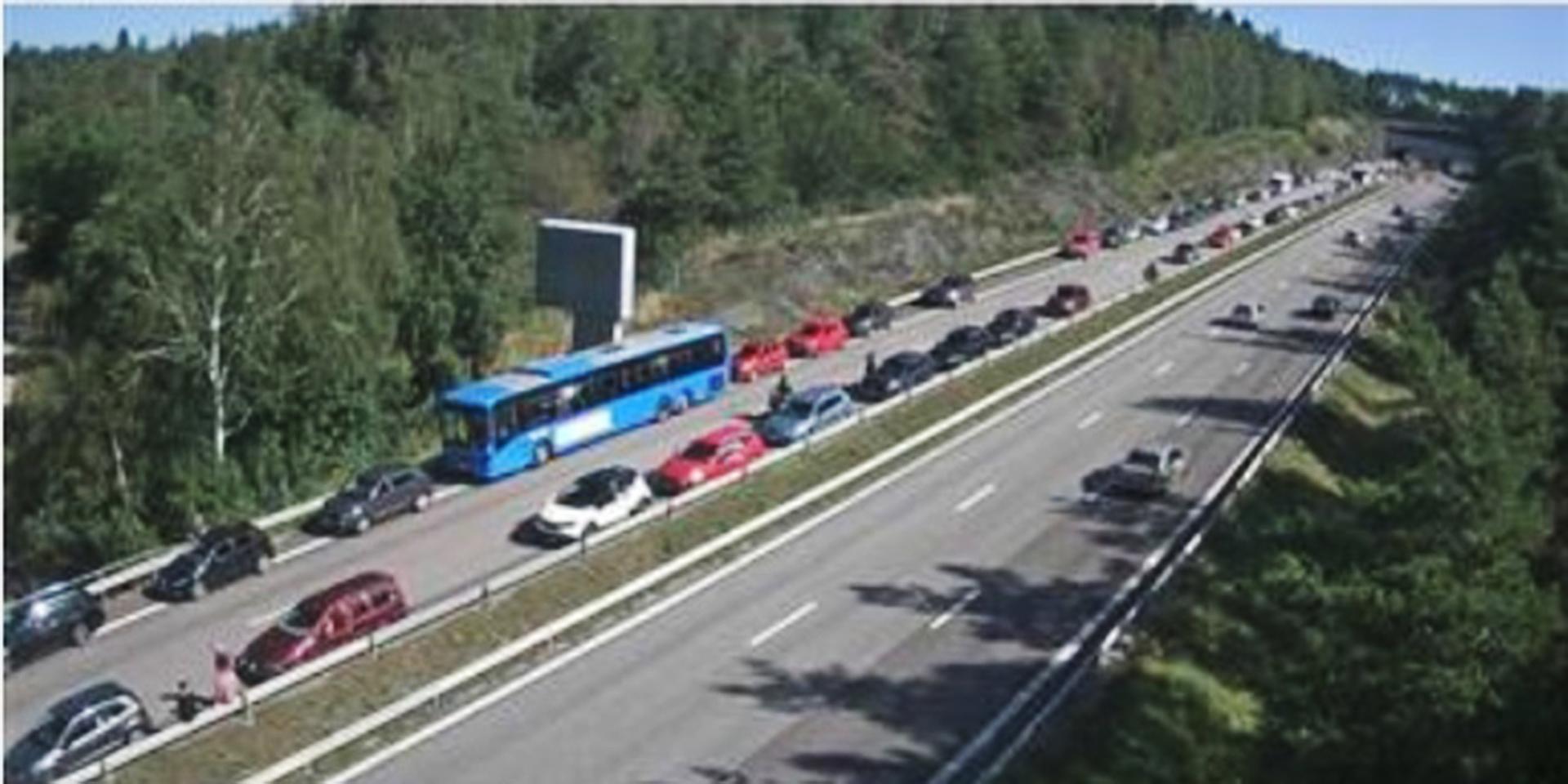 Långa köer på E20 efter olyckan. Alla filer i riktning mot Göteborg stängda. 