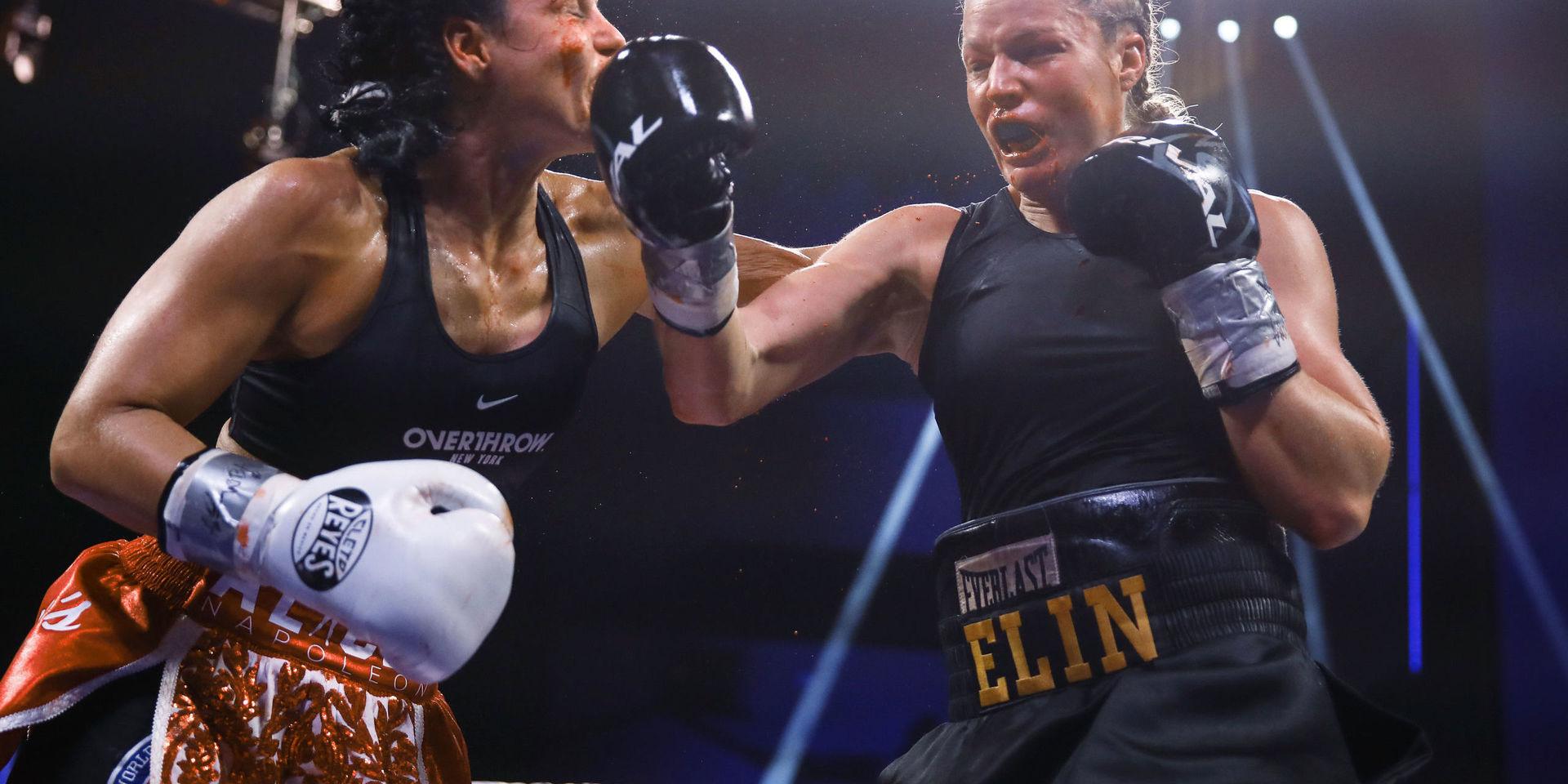 Elin Cederroos, till höger, besegrade amerikanskan Alicia Napoleon-Espinosa vid en gala i Atlantic City.