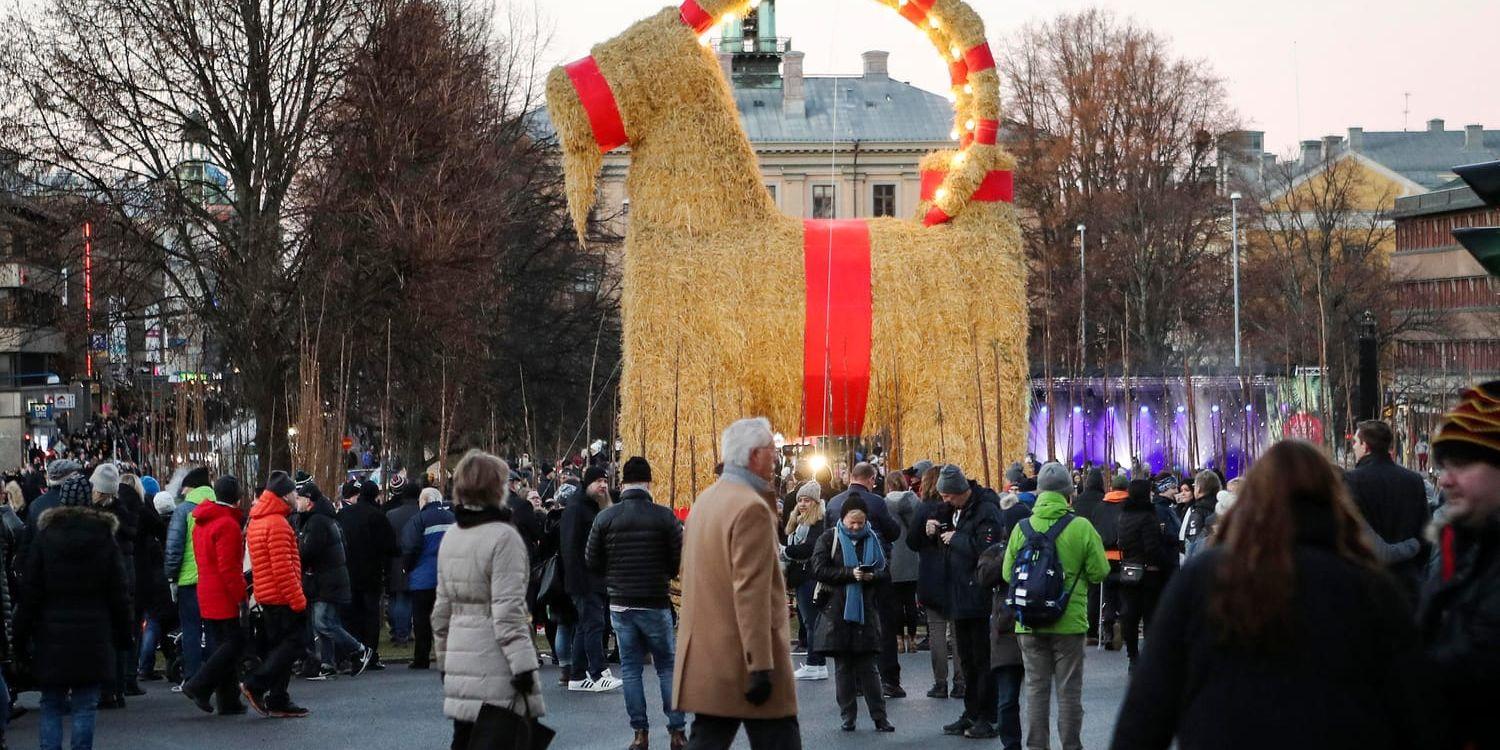 Den traditionella julboken i Gävle invigdes på söndagen.
