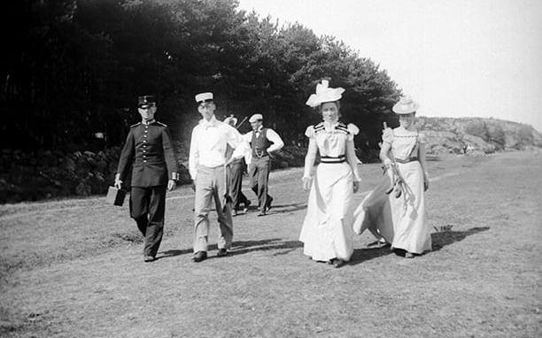 Arendals golfbana cirka 1895. Här ett sällskap på den nyanlagda banan. Bild: Göteborgs Golf Klubb.