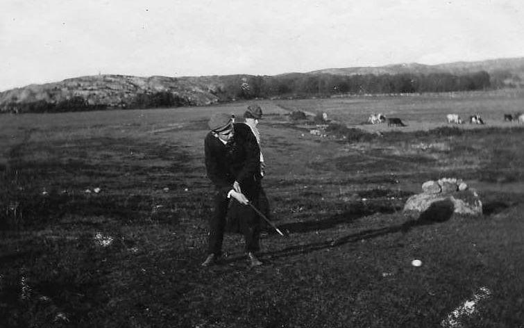 Theodor Åkermark blev 1904 den förste svenske mästaren i golf. I finalen besegrade han den svenska golfens fader, Viktor H Setterberg. Här sänker han den avgörande putten. Bild: Göteborgs Golf Klubb.