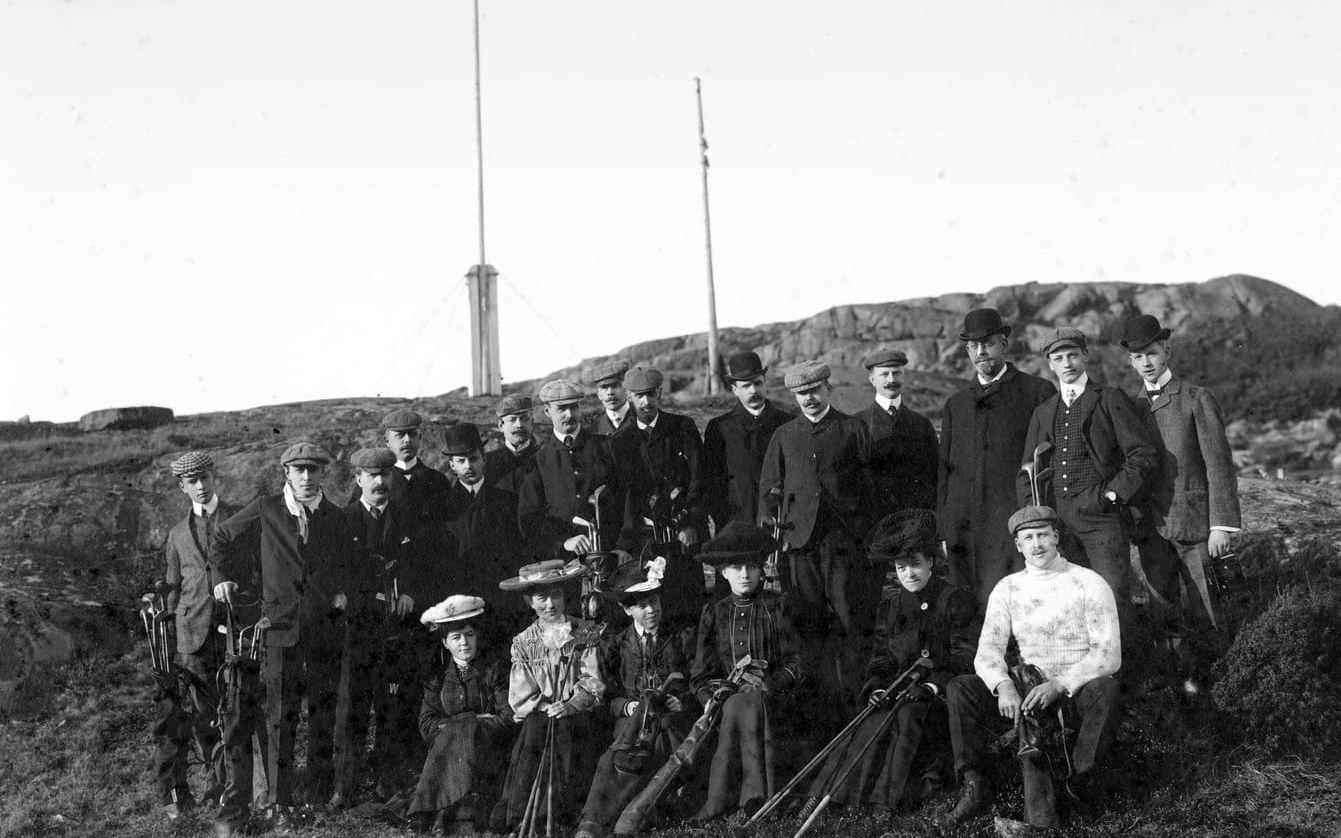 Samling vid Flaggberget före start 1905 på Hovåsbanan. Bild: Göteborgs Golf Klubb.