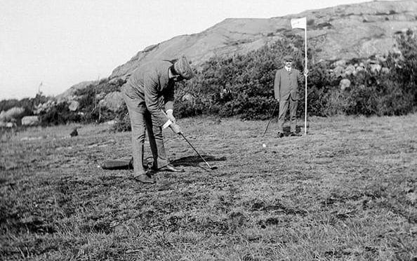 Bild från golfbanan i Hovås 1905, dåvarande hål 4. På den här tiden fungerade banan också som betesmark, "Korna skötte gräsklippningen", berättar Claes Olsson. Bild: Göteborgs Golf Klubb.