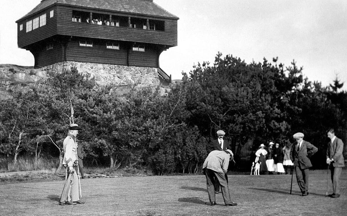 1916 spelades den första proffsgolfen i Sverige mellan George Roberts, Göteborgs GK, Ted Roberts, Stockholms GK, Robert Turnbull, Köpenhamns GK, och William Hester, Falsterbo GK. GGK:s gamla klubbhus, från 1910, syns i bakgrunden. Bild: Göteborgs Golf Klubb.
