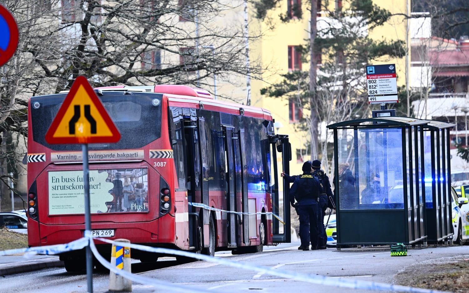 Polis på plats vid brottsplatsen. Arkivbild.