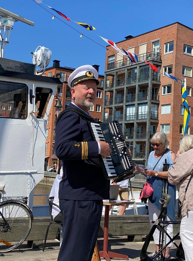 Dan Fors har tillägnat fartyget en låt som han spelade flitigt för åskådarna under namngivningsceremonin. 