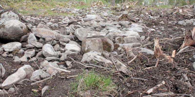 Det var ingen medeltida husgrund som arkeologerna hittade i närheten av Fagervallens fotbollsplan i Hindås. Det handlade i stället om ett stenröse. Vid platsen hittades även hästskor, knappar, tegel och glas från 14- eller 1500-talet.