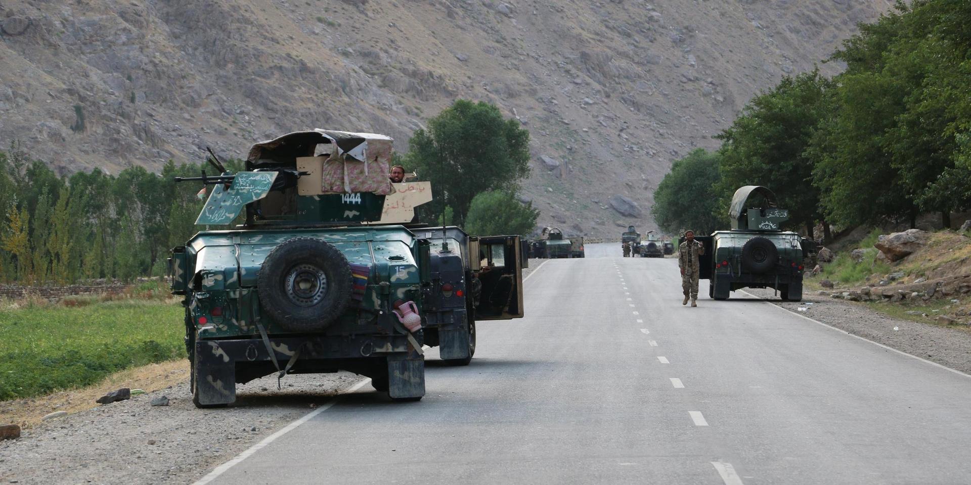 Afghanska soldater i norra Afghanistan, nära gränsen till Tadzjikistan, den 4 juli. Arkivbild.