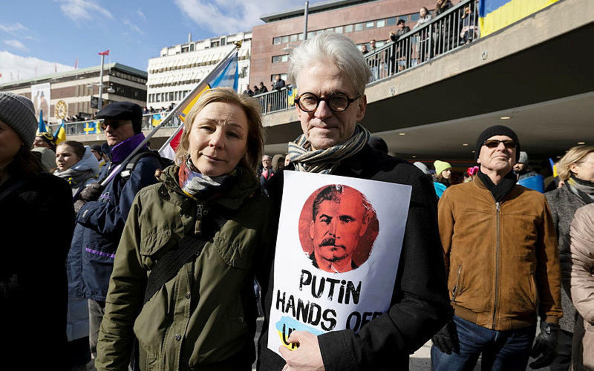 Två som var på plats under demonstrationen var Anna Lindström och Lars Björk. De anser att var och en bör engagera sig och stötta det ukrainska folket. ”Jag är berörd av allt det här och det är fint att se att så många engagerar sig”, säger Anna Lindström.