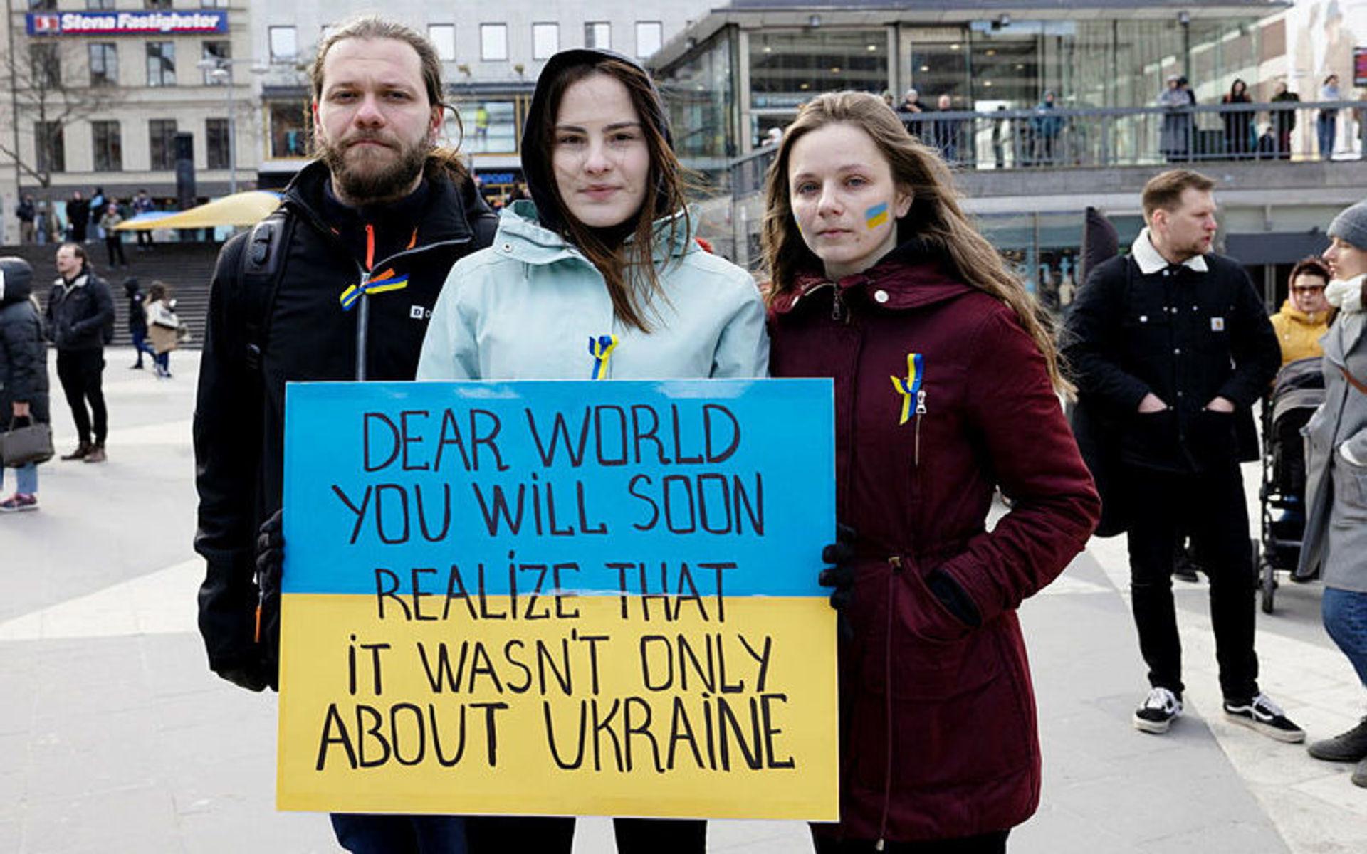 Denys Volkov, Olesia Volkova och Hanna Gromenko var några från Ukraina som var på plats under demonstrationen. ”Mitt liv har förändrats totalt. Jag kan inte åka hem. Hela mitt liv är förstört. Jag skiljts från min familj och det känns hemskt”, säger Hanna.