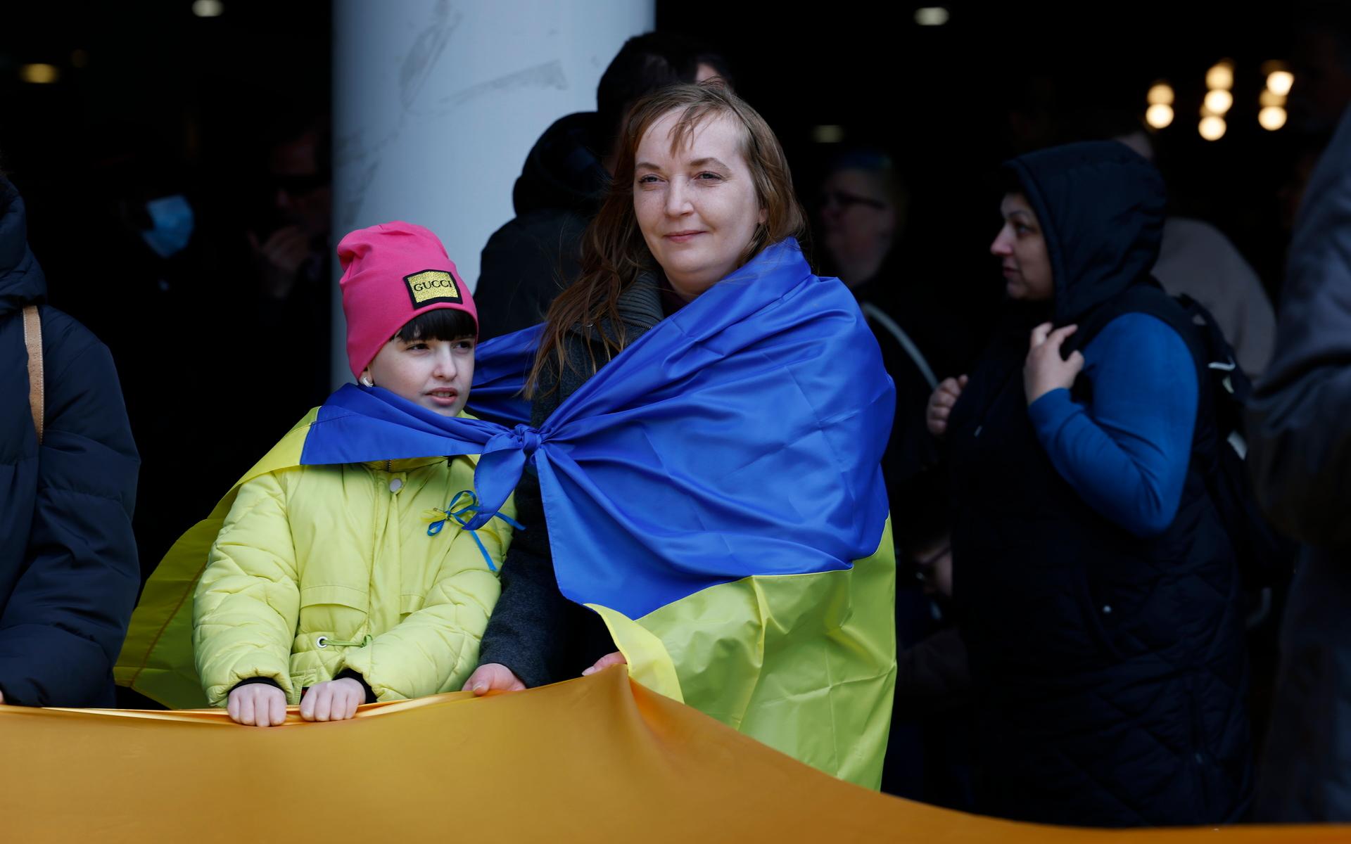 Oboista Olena från Rivne och systerdottern Anna Odarchyk var två av de ukrainska flyktingarna som var på plats under demonstrationen.