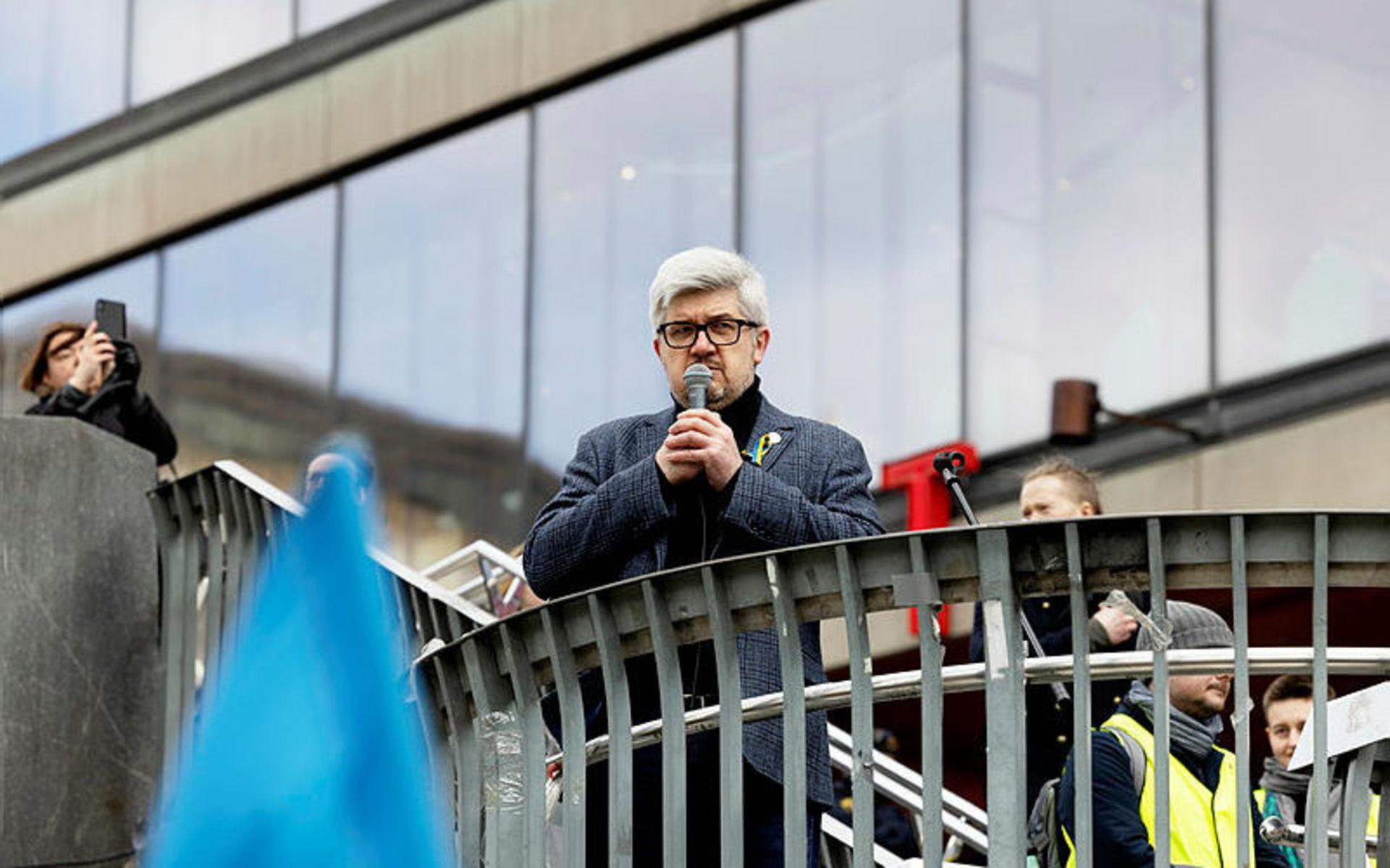 Ukrainas Sverige ambassadör Andrij Plachotnjuk var en av alla som talade under lördagens demonstration i Stockholm.
