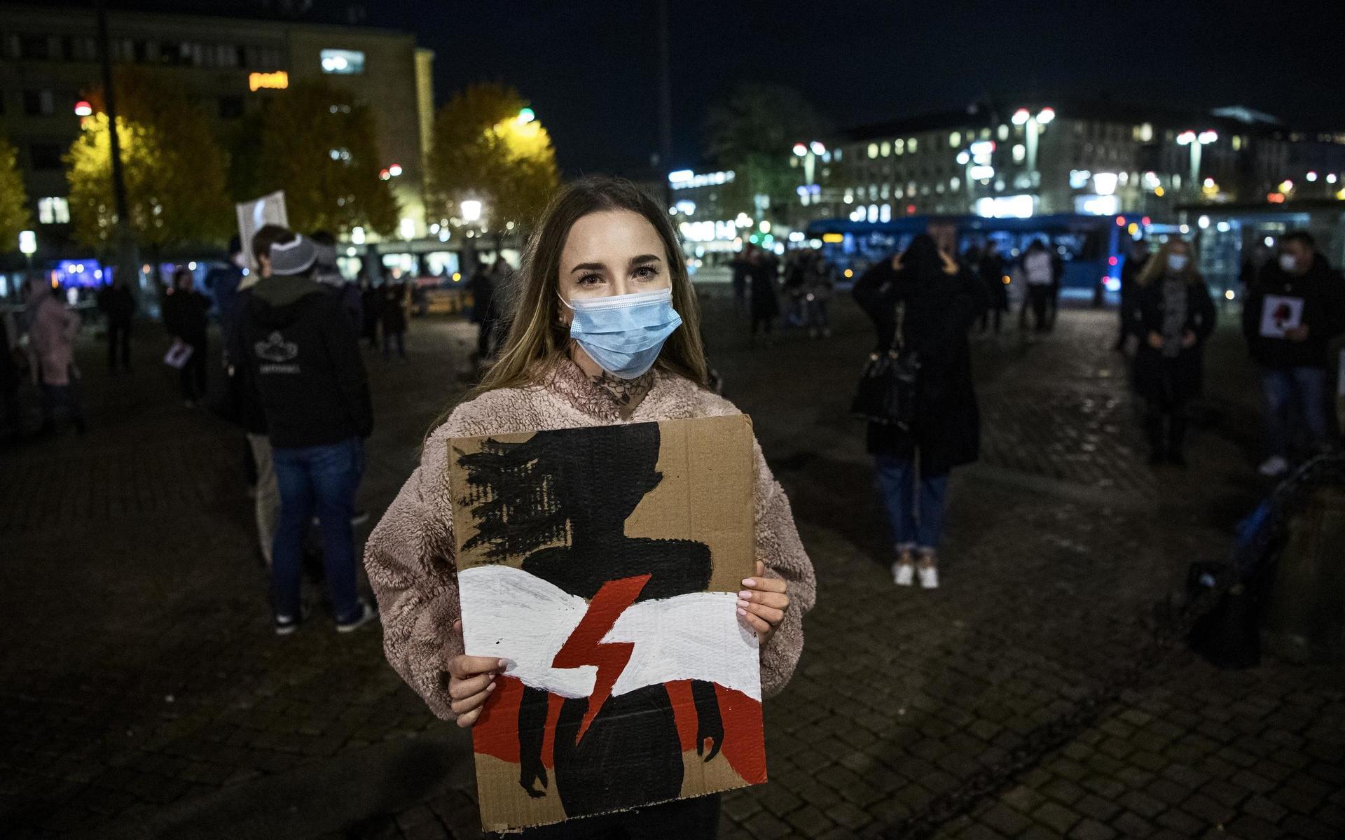 Under onsdagskvällen samlades demonstranter på Gustav Adolfs torg i Göteborg för att försvara den polska aborträtten. Klaudia Szulc var en av initiativtagarna till demonstrationen. 