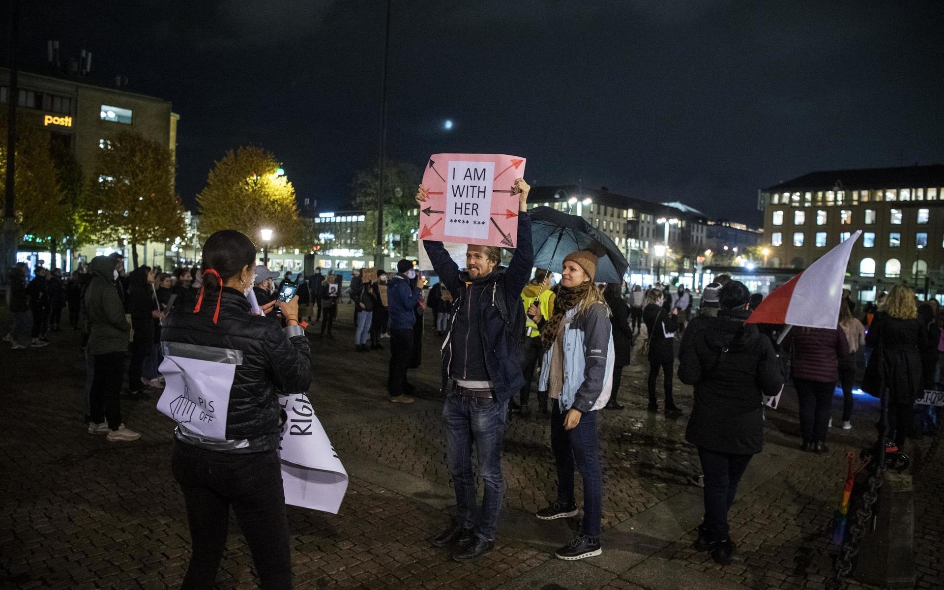 Jonas Runsten och Paulina Jakonovic var två av de som valde att demonstrera under onsdagskvällen. 