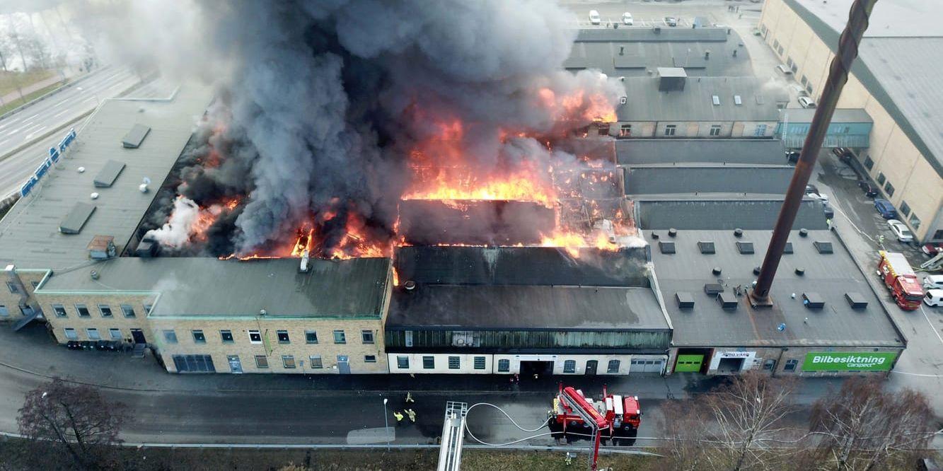 En omfattande brand i en lokal vid Knalleland spred ut kraftig röd över stora delar av Borås under onsdagen. Allmänheten uppmanades att hålla sig inomhus. Först vid 15-tiden var branden under kontroll.