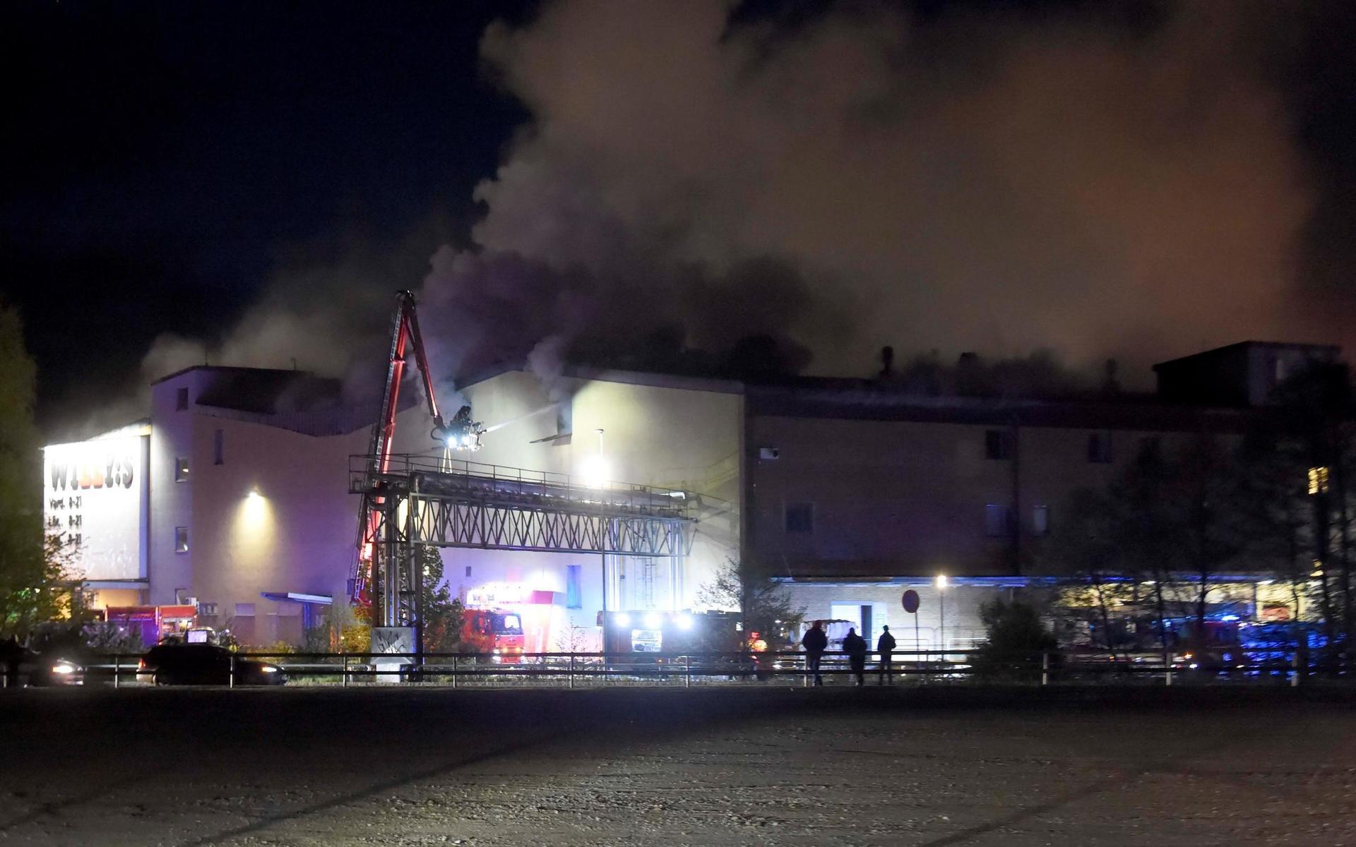 Det var vid 23-tiden på fredagen som larmet kom om branden vid Knalleland.
