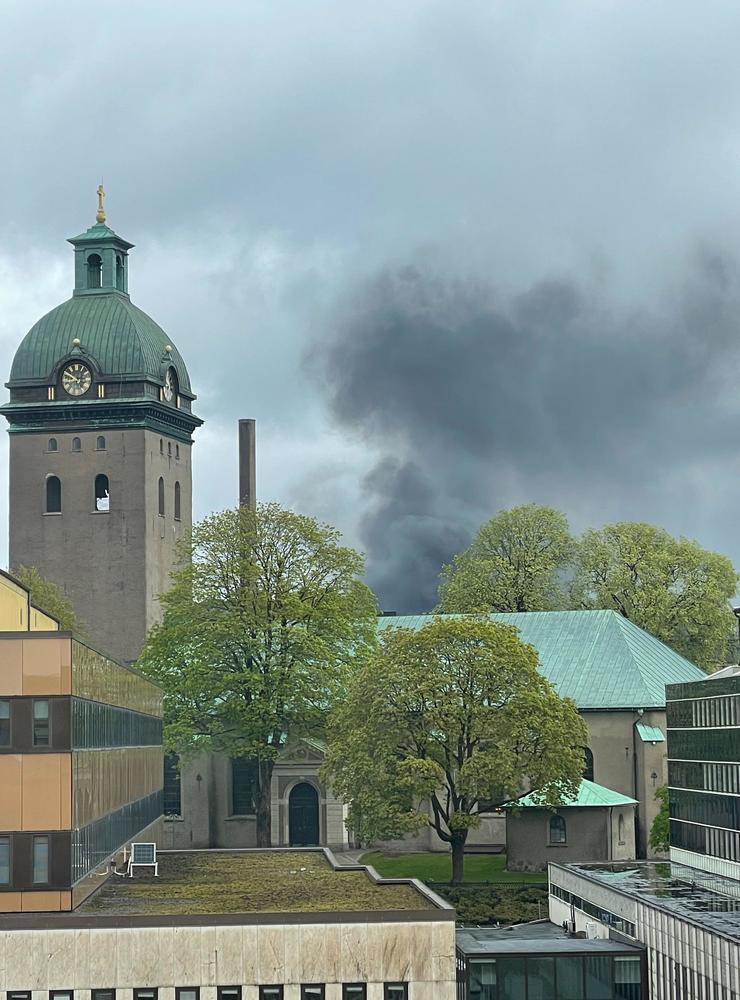 Räddningstjänsten varnar för röken som sprider sig över Borås. 