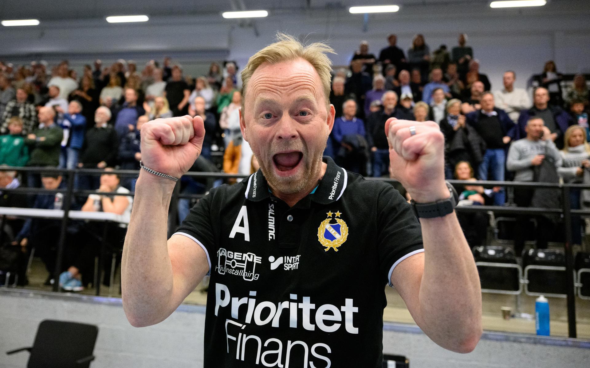 Redbergslids tränare Magnus ”Bagarn” Johansson jublar det säkrade kontraktet. 