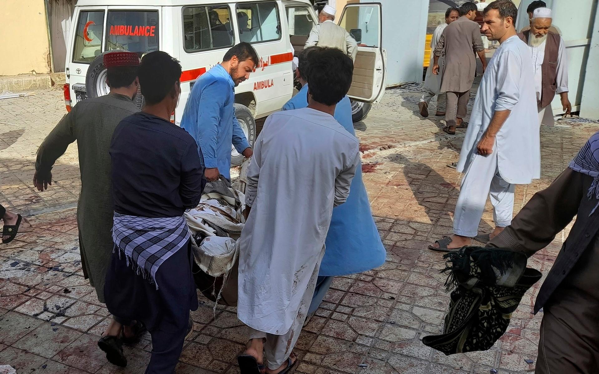 Många har dött efter en explosion vid en moské i afghanska staden Kunduz.