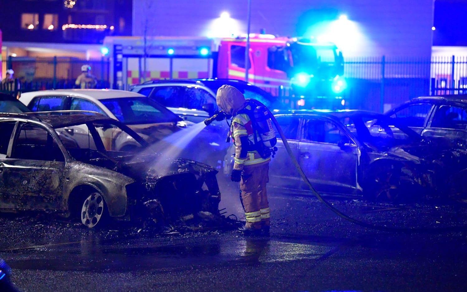 Enligt räddningstjänstens första uppgifter stod två bilar i brand. Det visade sig vara fler än så.