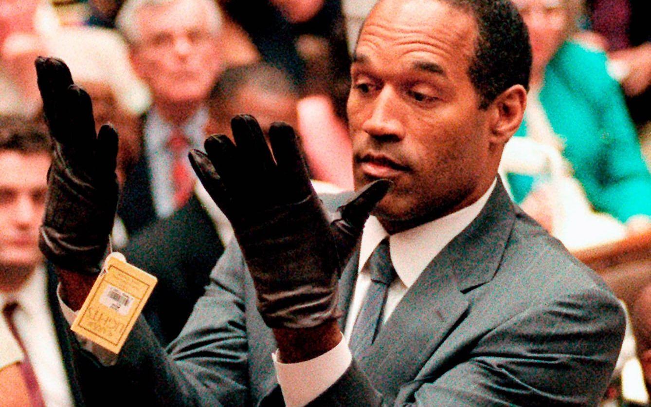 O J Simpson visar upp sina händer för juryn, för att bevisa att han inte kan ha haft på sig den handske som hittats på mordplatsen.Bild: AP Photo