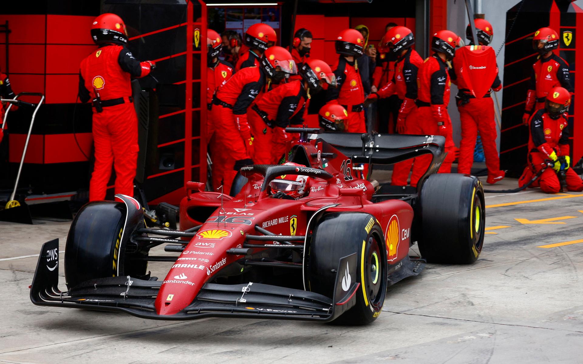 Ferraris röda bilar kommer förbi röda – men i en annan nyans. 