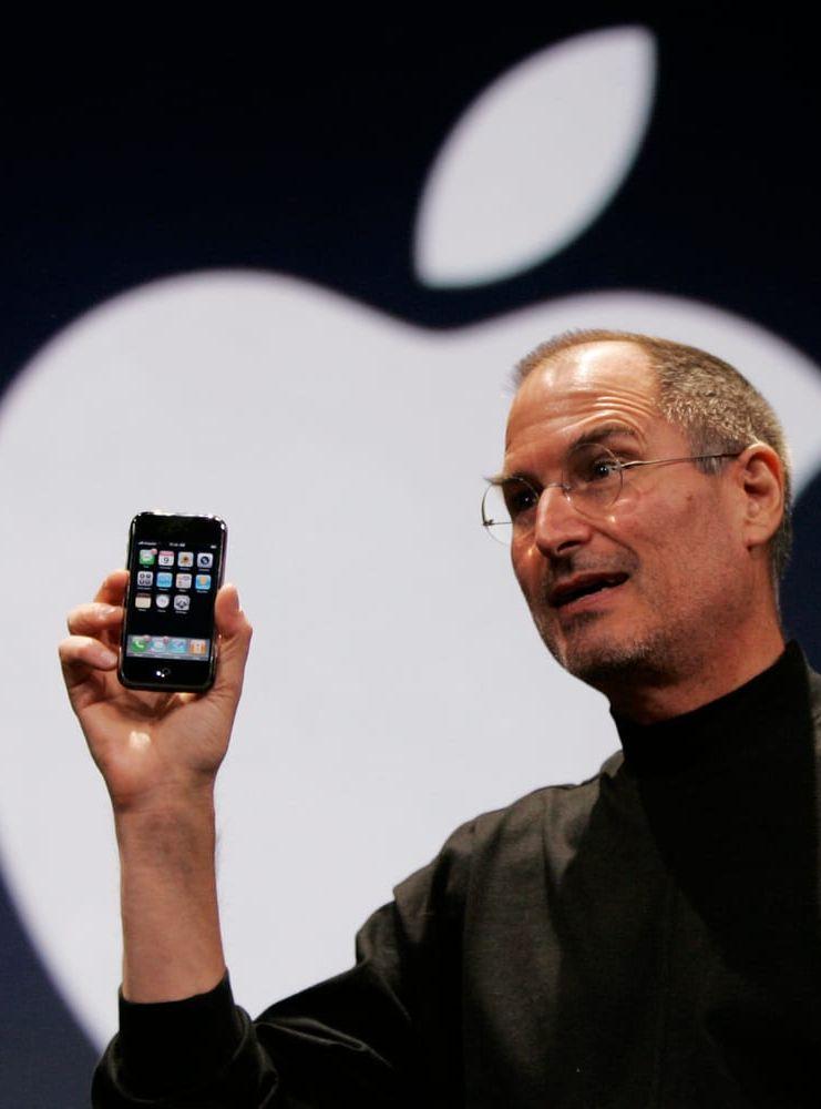 Den första iPhonen visades upp. Bild: TT