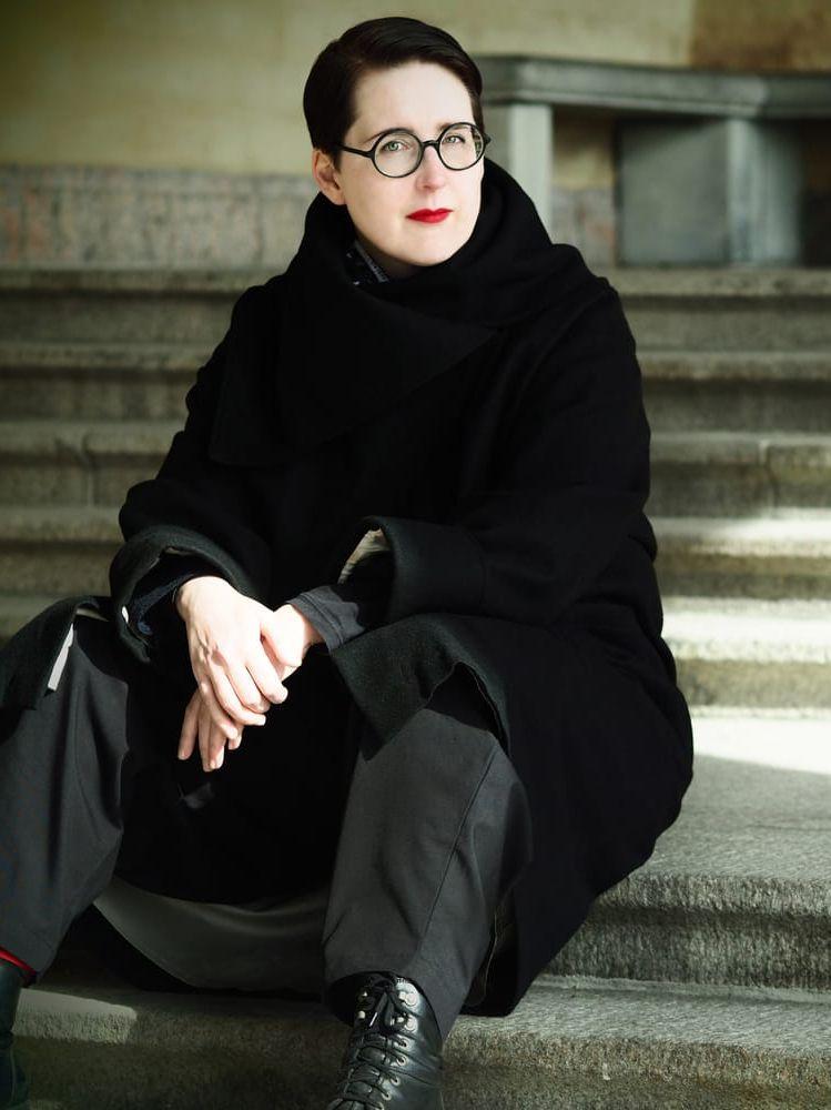 Karin Tidbeck är författare, översättare och frilansskribent. Hon är senast aktuell med romanen ”Minnesteatern”. 
