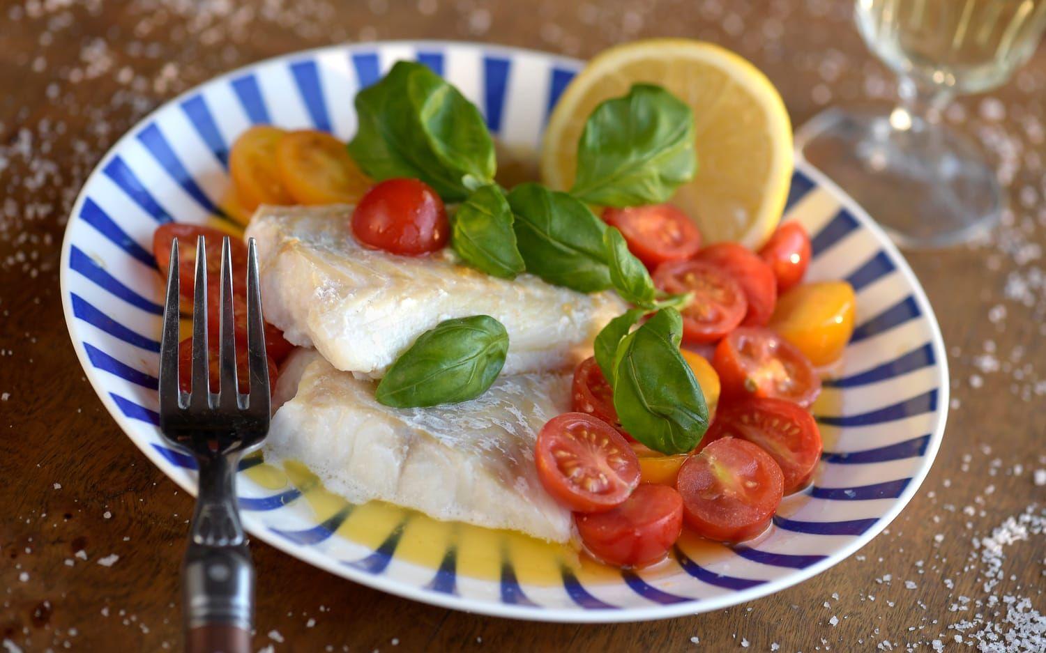 Snabbrimmad torsk är en fiffig vardagslösning. Med brynt citronsmör och färggranna tomater blir det rena festmåltiden. Foto: TT