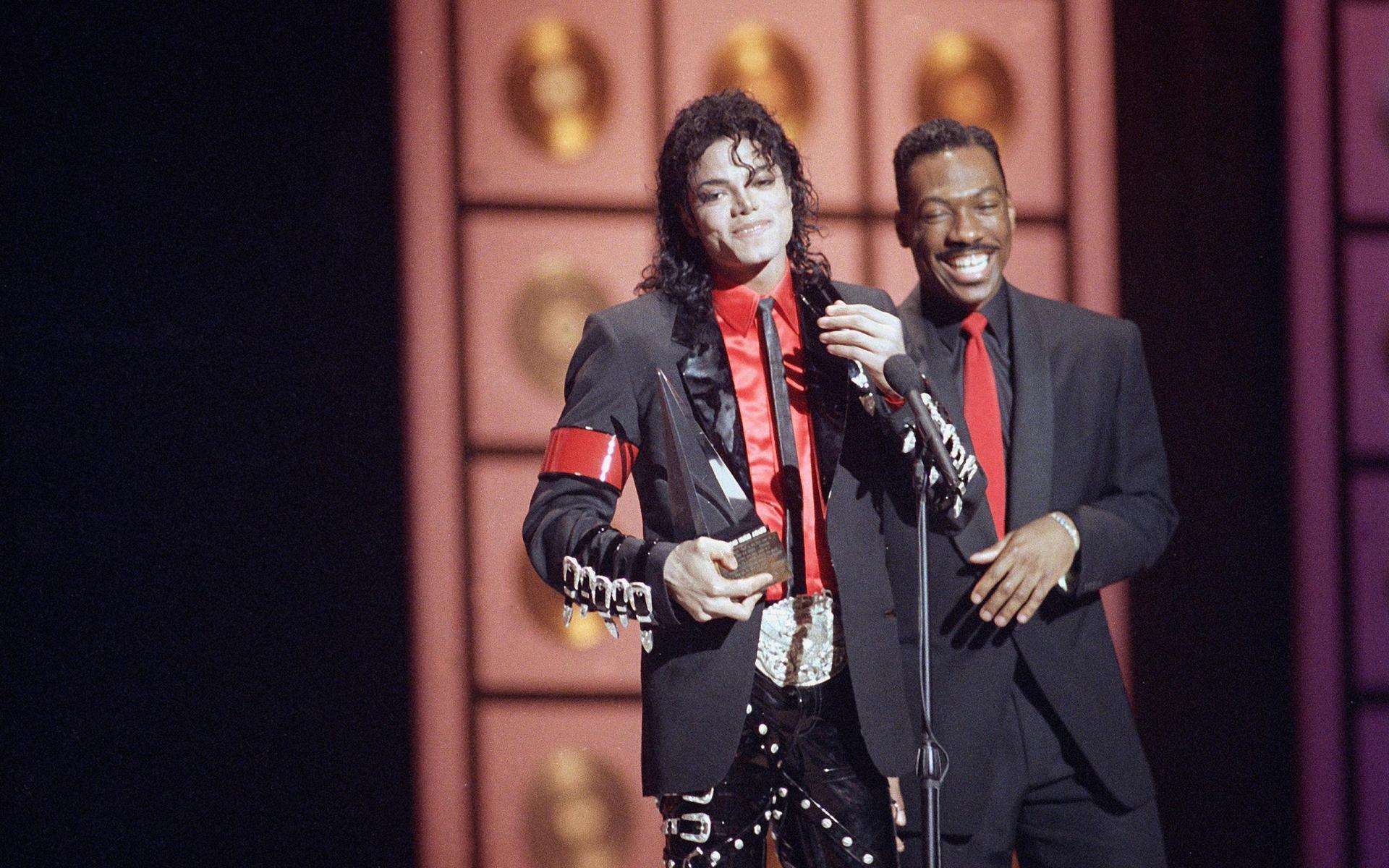 Två 80-talsikoner: Eddie Murphy med Michael Jackson på American music awards 1989.