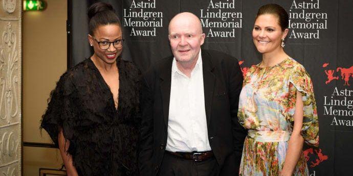 Förra årets pristagare, Wolf Erlbruch, tillsammans med kulturminister Alice Bah Kuhnke och kronprinsessan Victoria. 