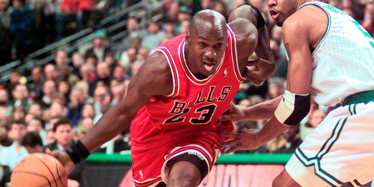 Michael Jordan, med 23 på Chicao Bulls-tröjan, dribblar förbi en motståndare 1997. Arkivbild.