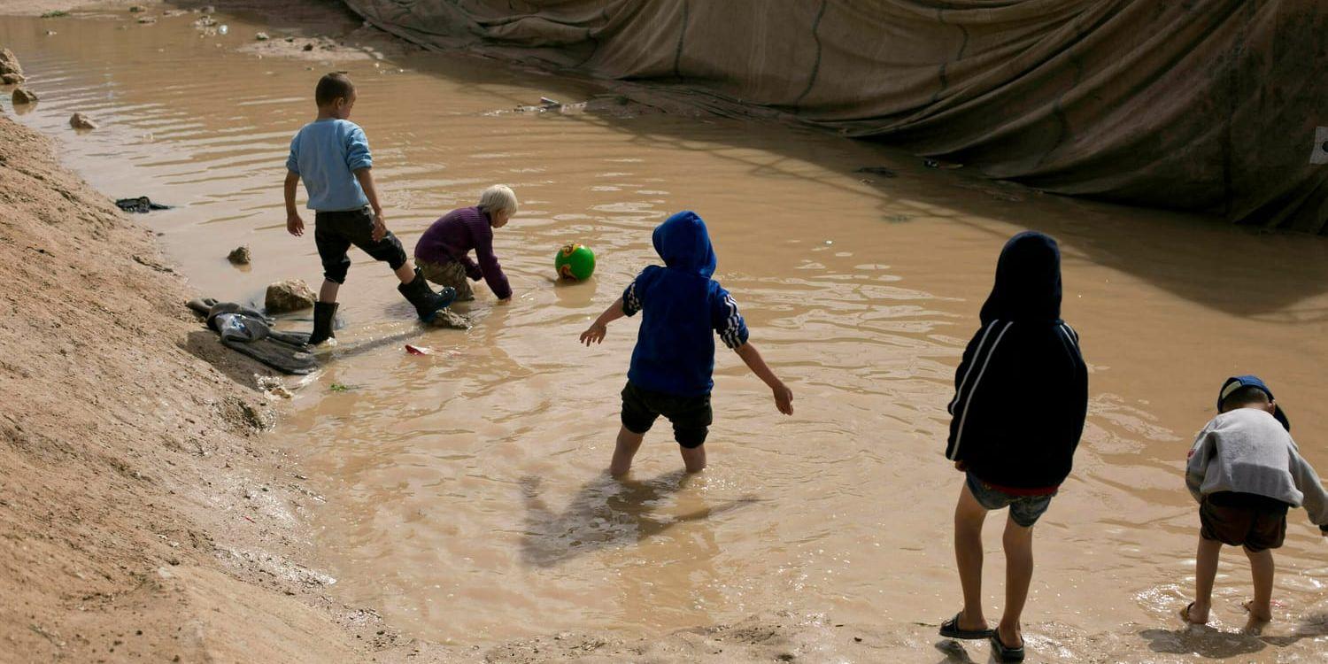 Barn leker i det kurdiskkontrollerade lägret al-Hol i nordöstra Syrien. Arkivbild.
