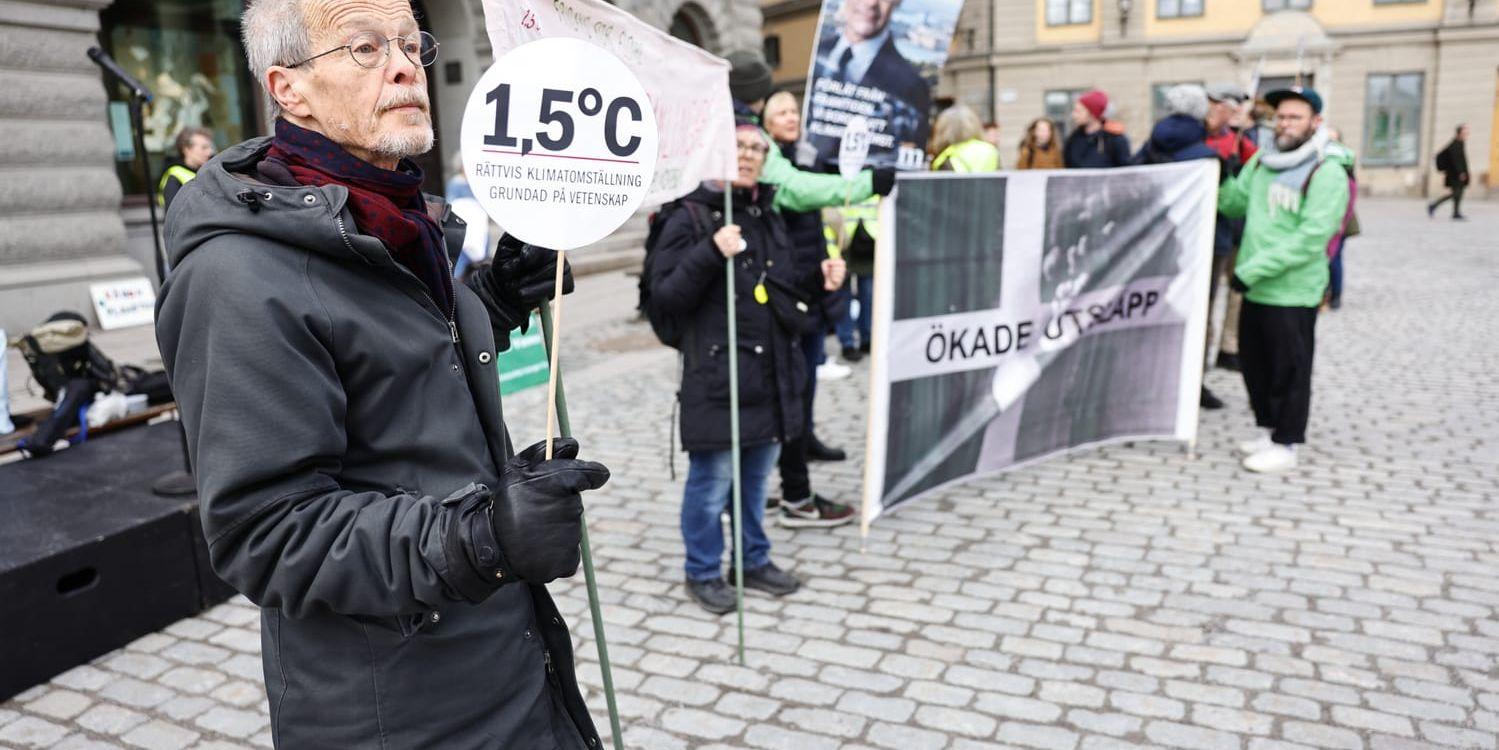 Flera organisationer genomförde manifestationer på Mynttorget före den särskilda debatten som hölls med anledning av IPCC:s senaste rapport.