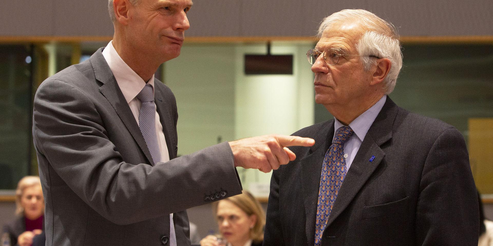 EU:s nye utrikeschef Josep Borrell (till höger) tillsammans med Nederländernas utrikesminister Stef Blok.