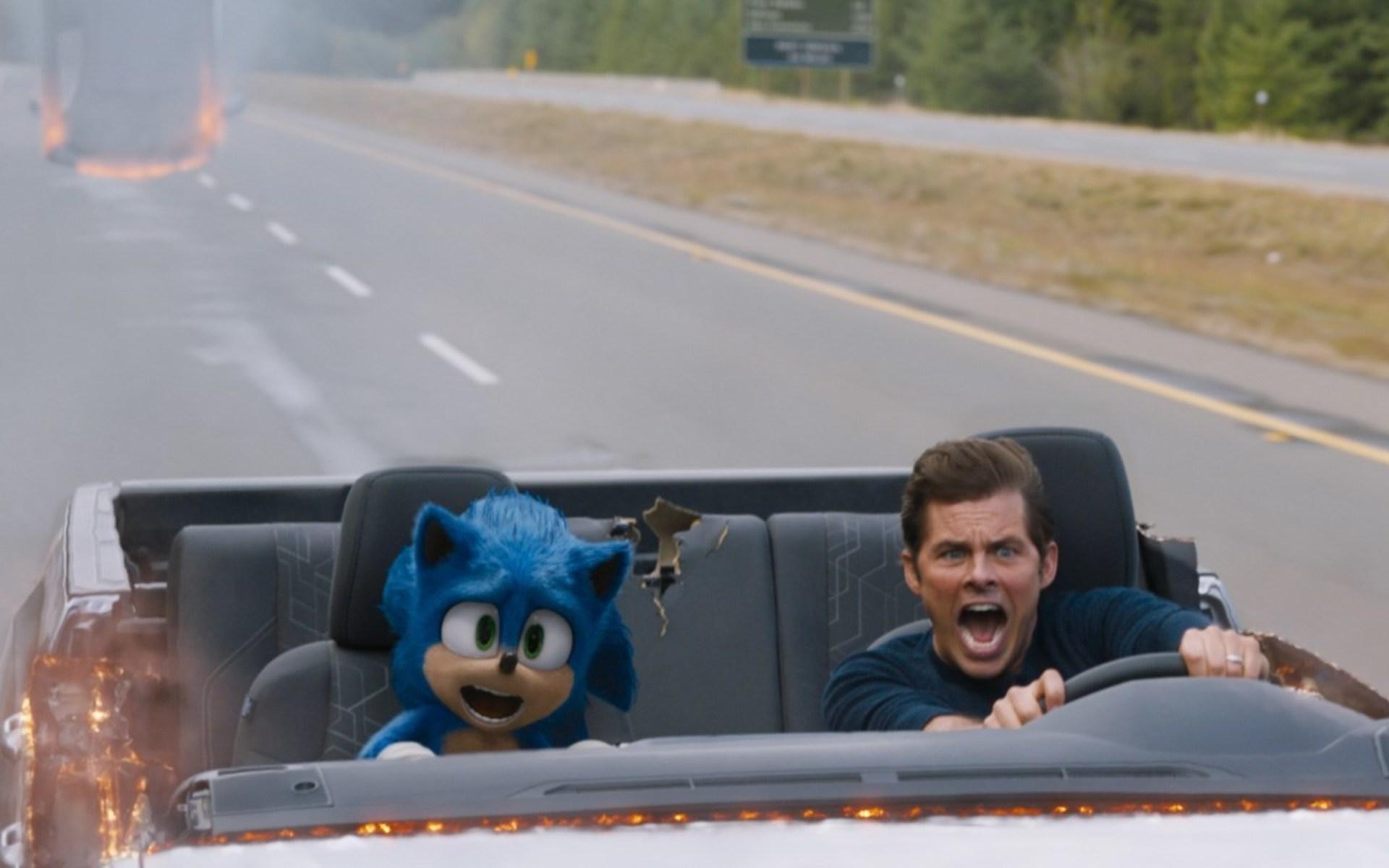 Den blå igelkotten Sonic, med röst av Ben Schwartz, tillsammans med sin nya människovän Tom Wachowski, spelad av James Marsden.