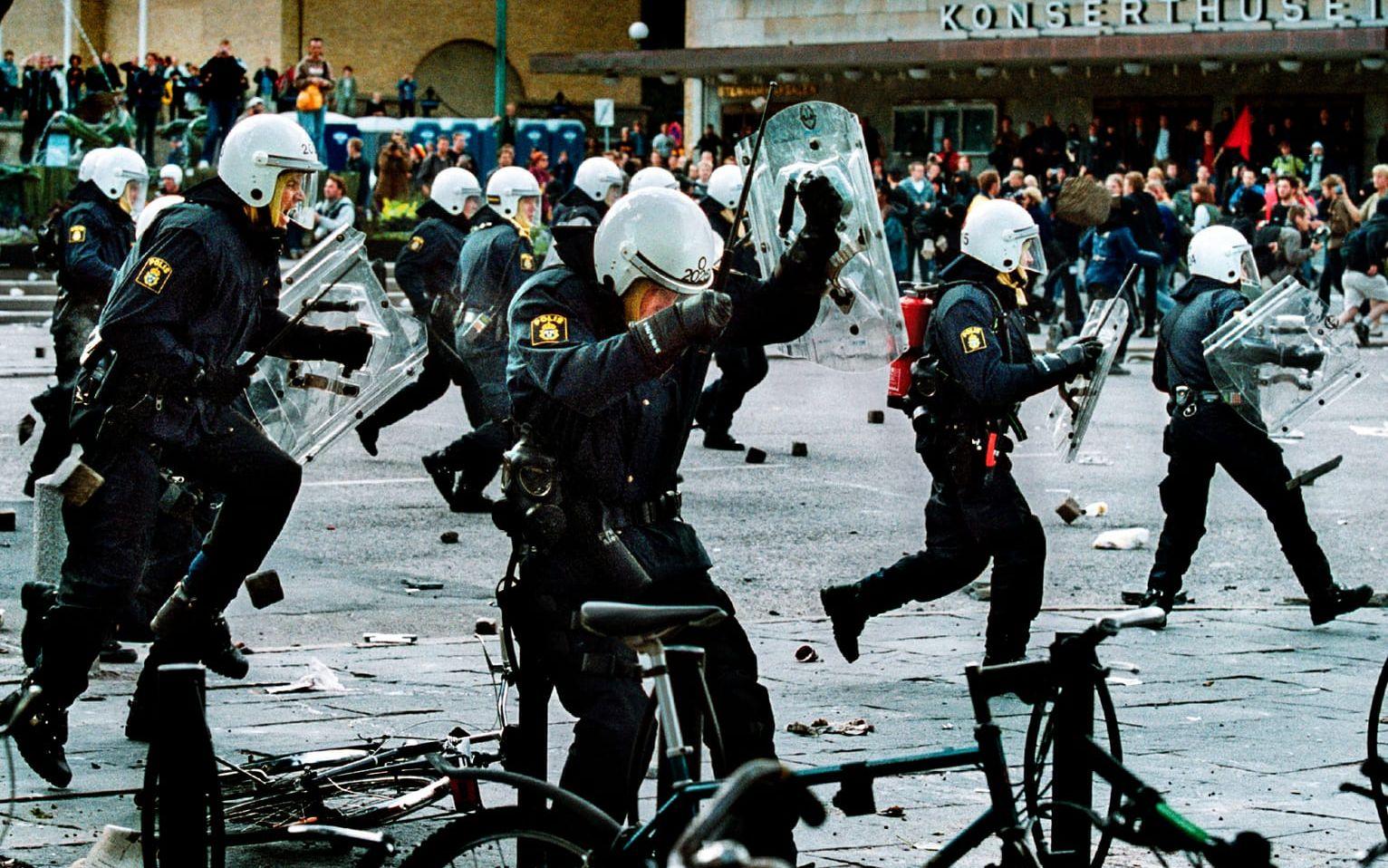 Poliser i konfrontation med demonstranter på Avenyn den 15 juni 2001. Kravallerna i samband med EU-toppmötet i Göteborg sommaren 2001 pågick under flera dagar. I efterspelet åtalades cirka 80 demonstranter och ett halvdussin poliser. Poliserna friades. 70 demonstranter dömdes, många för våldsamt upplopp. Tolkningarna av Göteborgskravallernas orsaker och följder har blivit ett slags göteborgsk politisk vattendelare. Vissa har sett demonstrationerna som ett uppfriskande motstånd mot en repressiv övermakt, rentav som ett slags väckelse hos en rörelse som, i brist på bättre beteckning, skulle kunna kallas en bred politisk vänster. Andra har sett händelserna som en bekräftelse på samma vänsterrörelsers oförmåga att respektera demokratiska regler. 
