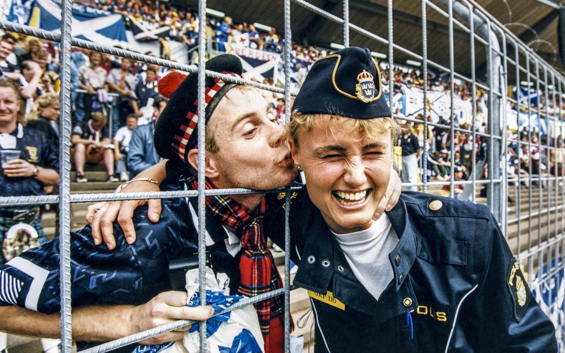 År 1992 spelades fotboll-EM i Sverige. Inte många minns väl vilket land som vann mästerskapen (Danmark) och ingen har väl en aning om hur det gick i matchen mellan Holland och Skottland på Ullevi den 12 juni 1992 (Holland vann med 1-0). Ändå var det denna match, eller åtminstone människor kring den, som stod för mästerskapens minnesvärda ögonblick. En skotsk fotbollssupporter lyckades krångla fram en troligen aningen blöt ölpuss genom stängslet. För svenska fotbollsälskare var bilden trevlig. För skotska fotbollsälskare – vana vid en betydligt kärvare atmosfär mellan poliser och åskådare – var bilden en sensation.  Det var över på någon sekund, men bilden gjorde bättre reklam för Skottland, fotboll och svenska poliser än någon reklamkampanj. Den svenska poliskvinnan, Marianne Lindkvist, blev efter mästerskapen inte helt överraskande bjuden på en resa till Edinburgh av en lycklig köpmannaförening. Där sammanfördes hon åter med fotbollssupportern David McGaw som inför ett skotskt pressuppbåd gav henne ytterligare puss. 