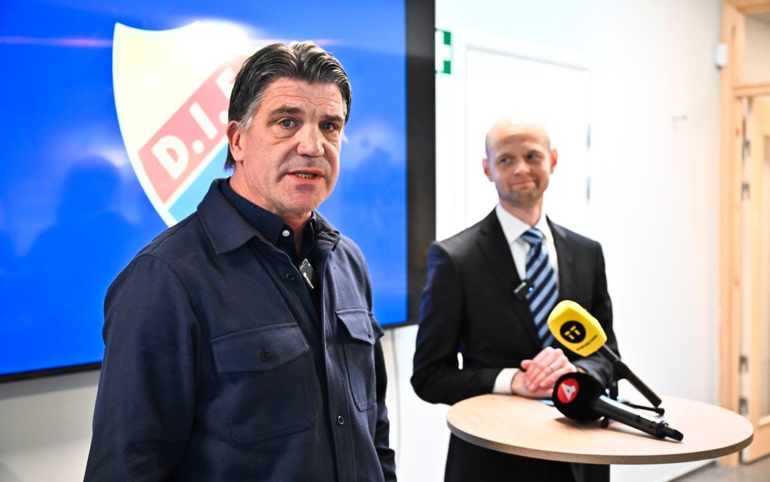 Djurgårdens avgående sportchef Bosse Andersson och ordföranden Erik Gozzi, till höger, under onsdagens presskonferens. 