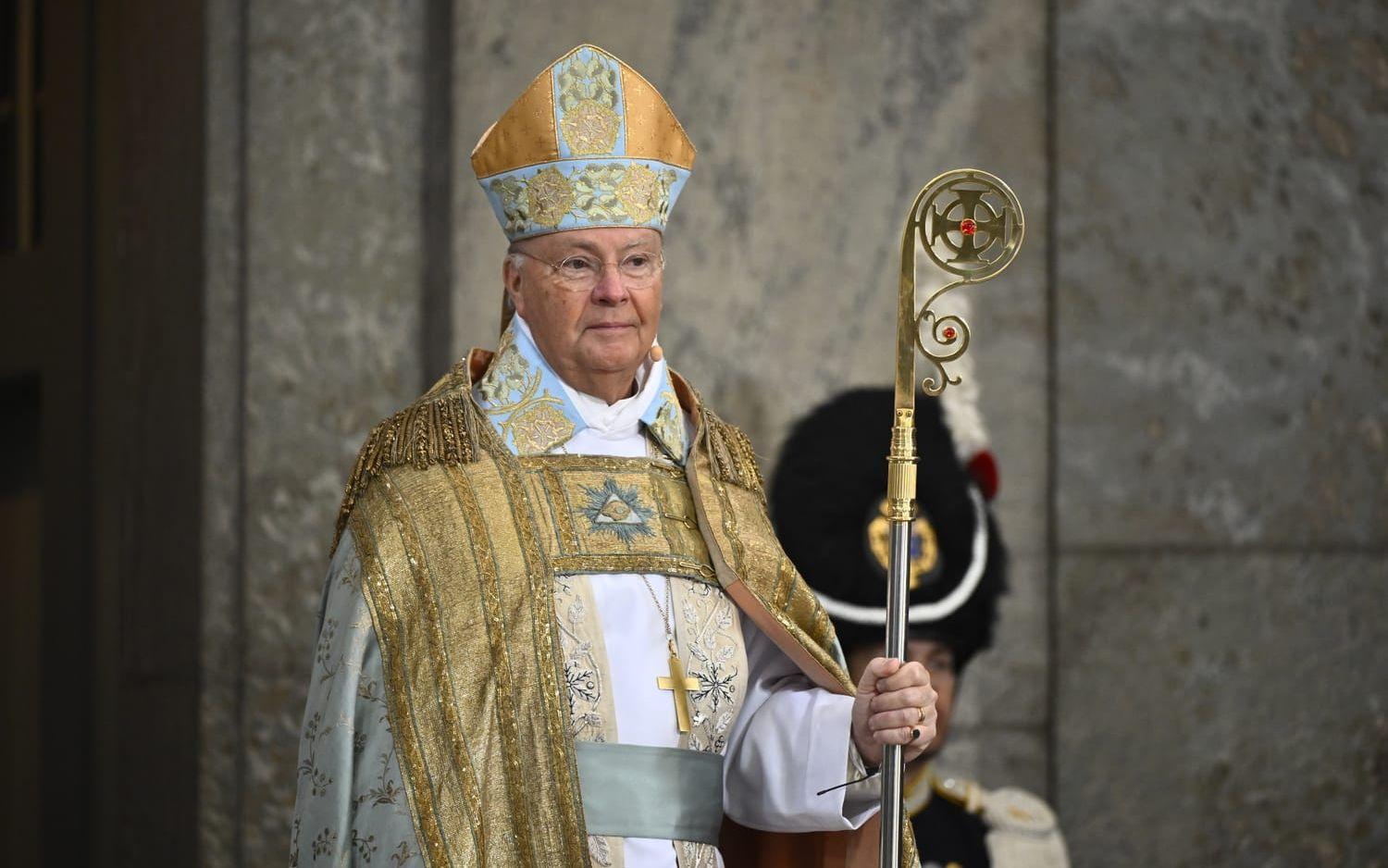 Överhovpredikanten, biskop Johan Dalman, utanför Slottskyrkan inför tacksägelsegudstjänsten.