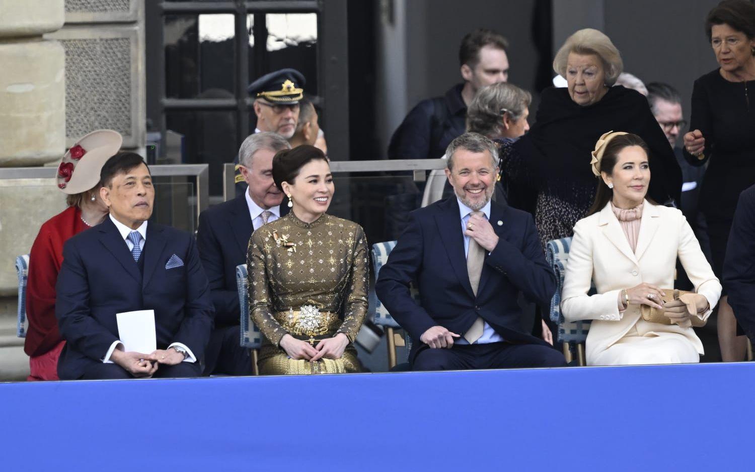 Kung Maha Vajiralongkorn och drottning Suthida av Thailand tillsammans med kung Frederik X och drottning Mary av Danmark när Försvarsmakten uppvaktar på yttre borggården vid Stockholms slott som del av firandet av kung Carl Gustafs 80-årsdag.