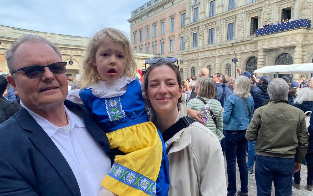 Sally Leijonmarck med mamma Charlotte Severed och farfar Calle Leijonmarck vid Yttre borggården. 