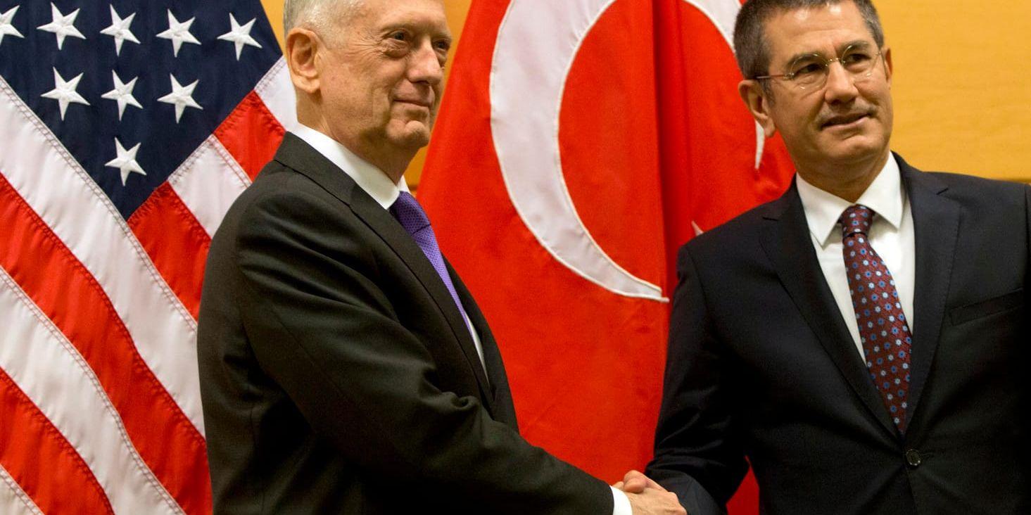 Den turkiske försvarsministern Nurettin Canikli, till höger, möter sin amerikanska motsvarighet Jim Mattis. Arkivbild.