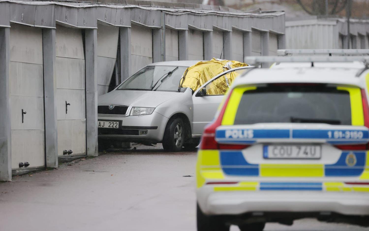 En man sköts ihjäl i en bil på en parkeringsplats i stadsdelen Gårdsten i nordöstra Göteborg.