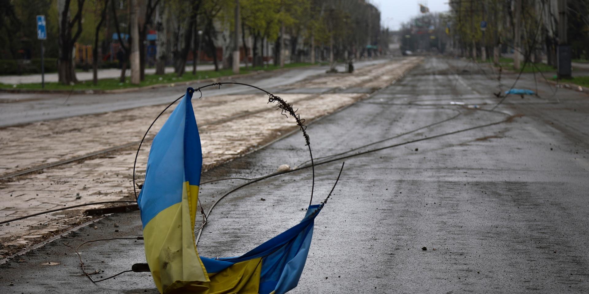 Resterna av en ukrainsk blågul flagga i den nu av ryskstödda separatister kontrollerade och nästan totalt förstörda staden Mariupol. 